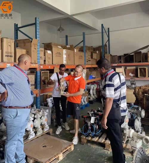 向客户展示了我们的主要产品线以及最新的技术成果,并给客户详细讲解